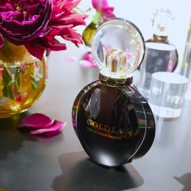 ブルガリのアイコニックな蛇モチーフ「セルペンティ」がボトルネックに。ブルガリ ゴルデア ローマン ナイト