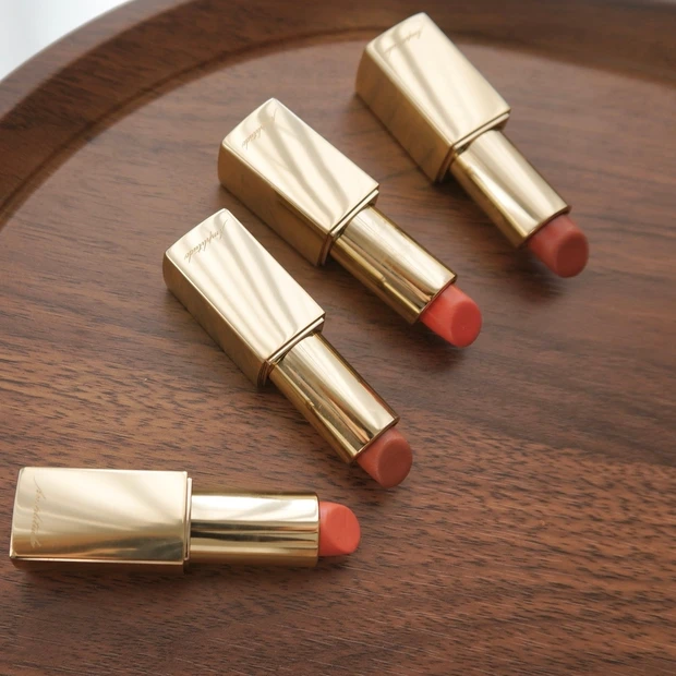 コンスピキュアス リップス　アンプリチュード Amplitude 上品リップ デパコスリップ ブラウンベージュ コーラルベージュ メタリックブラウンベージュ ソフトコーラル 