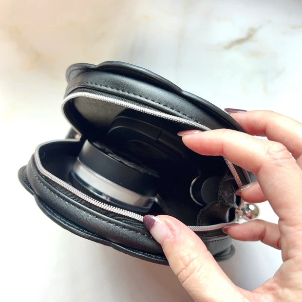 黒と花を基調としたコスメデコルテ「エターナル ブルーム コレクション」のオリジナルポーチ