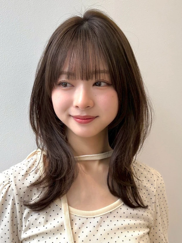 ヘアカタログ ミディアムレイヤー ミディアムヘア Aライン 前髪あり スタイリング