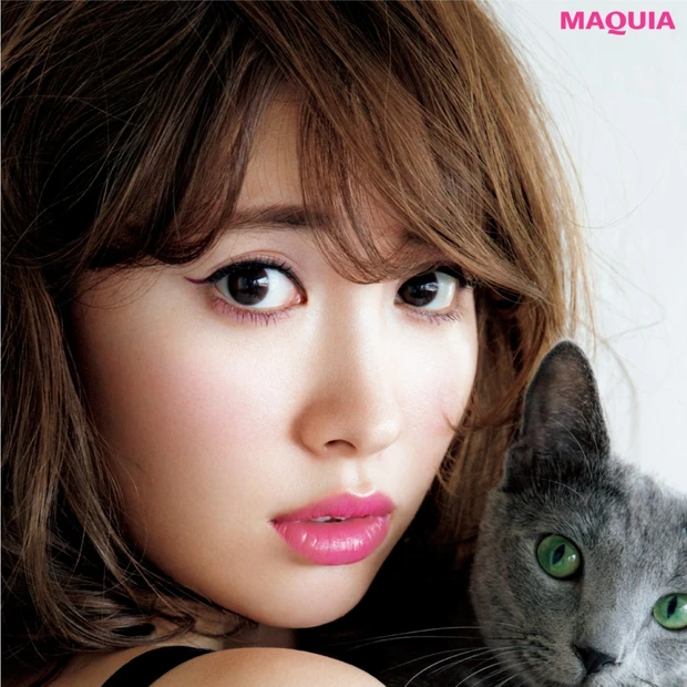 最新号の表紙は小嶋陽菜さん!大人のキャットラインメイクで魅惑的な眼差し