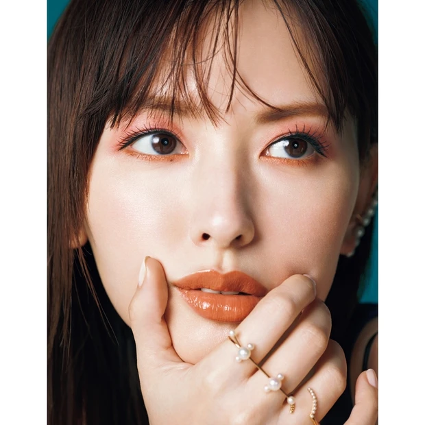 鈴木えみさんが受賞コスメでセルフメイク！ “微熱カラー”の大人なルックを…