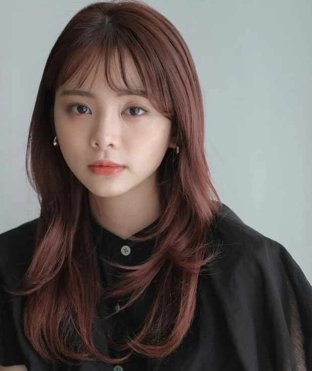 伸ばしかけ　髪型　ロング　レイヤーの軽さとピンクのツヤカラーが魅力！