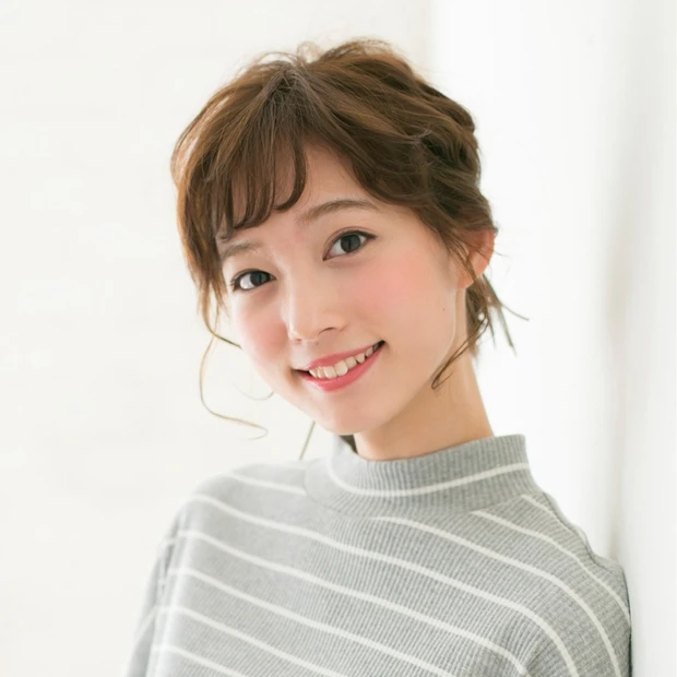 ボブ ヘアアレンジ ボブヘアでもおだんごはできる! 波ウェーブの無造作感が可愛いまとめ髪アレンジ