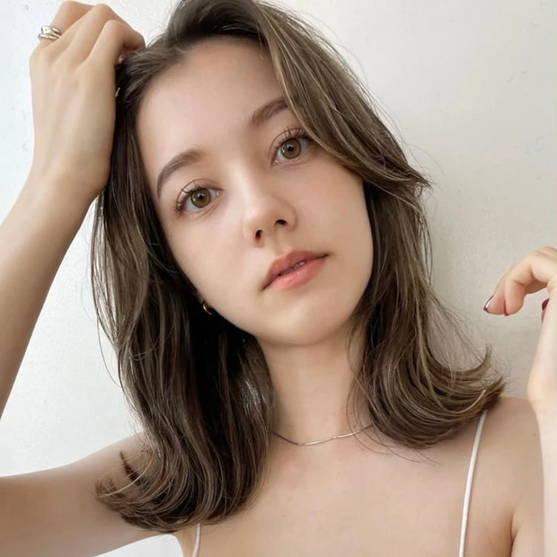 ミディアム ヘア 髪型 ヘアスタイル レイヤー 大人 前髪なし