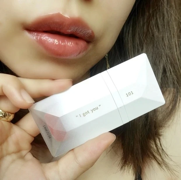 【中国コスメ】PERFECT DIARY（パーフェクトダイアリー） フローティング ライト リップグロス 101 "I got you" ホワイトピーチ