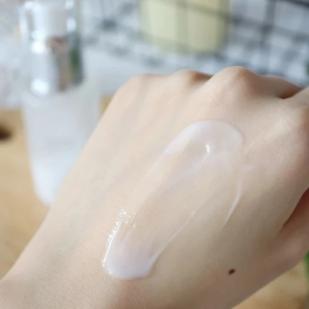 【花粉シーズンの肌荒れ対策】アクセーヌ エモリエント コンディショナー_乳液なのにべたつかない