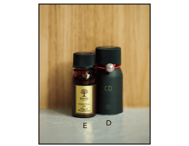 D アーバン アーユルヴェーダ　ビロード カウントダウン ファーストエディション 10ml ￥4950／AMATA（初回限定パッケージ）　E キング オブ フランキンセンス 5ml ￥6160／バラカ