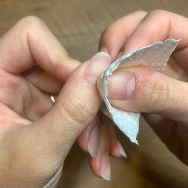 マニキュアを長持ちさせるネイルケア_ジェルネイル専用クレンザーで爪表面の油分や汚れを拭き取る
