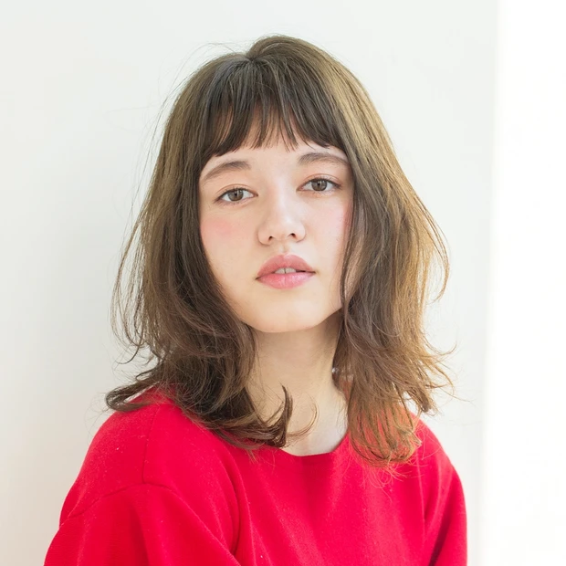 春気分を先取りする、ハイレイヤー×ショートバングのふんわりミディ