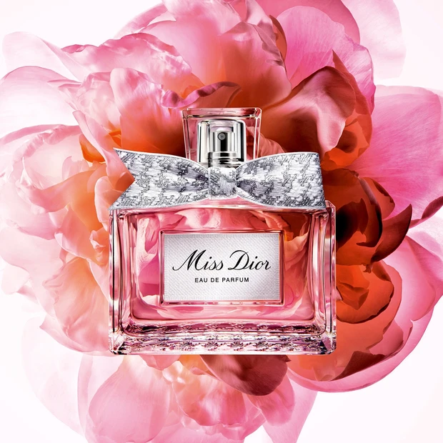 【DIOR】それは愛のように香るフレグランス。永遠に輝きを放ちながら、新しい時代と響き合う“ミス ディオール”の世界