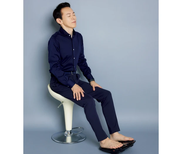 君島誉幸さんがSIXPAD Foot Fit 2を使用している様子