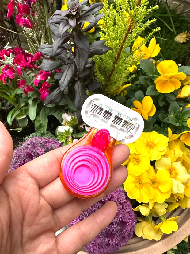 手のひらに乗るケース付きのかわいいシェーバー　ジレット ヴィーナスつるすべ肌 ケース付ホルダー_4_2