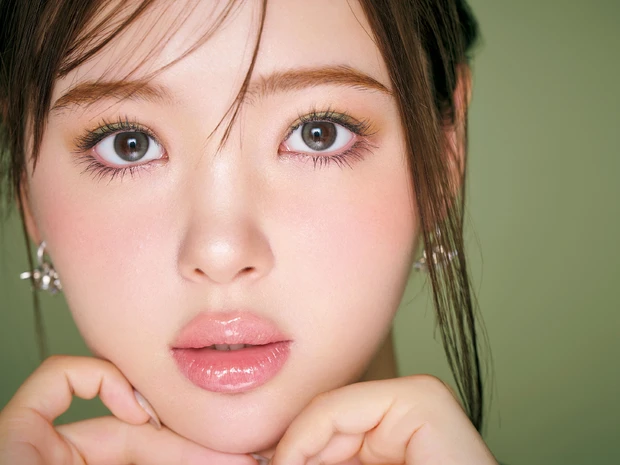 【藤田ニコルさん】2025年秋新色コスメはアイメイクから取り入れる！“艶グリーン”で新鮮に