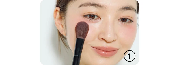 多幸感メイク チークの入れ方ハウツー　目の下に小さく円を描く