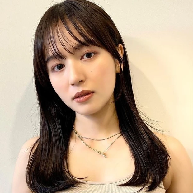 ミディアム ヘア 髪型 ヘアスタイル 30代 40代 暗髪 前髪あり ダーク シースルーバング