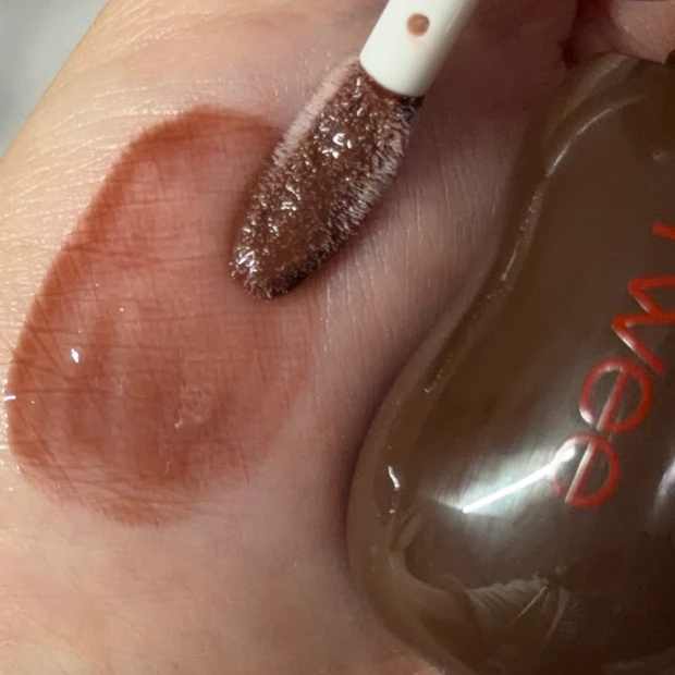 fwee(フィー) 3Dボリューミンググロス ダーティーコーラ70% スウォッチ