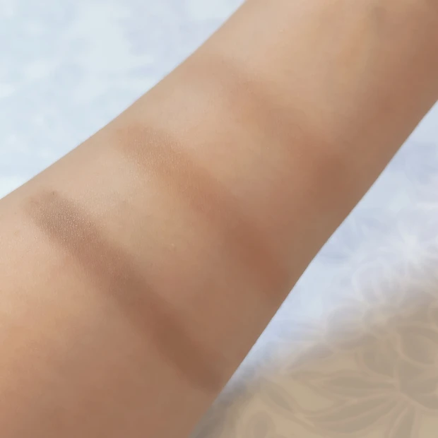 インウイ アイブロウパレット 02 アッシュブラウンのスウォッチ①