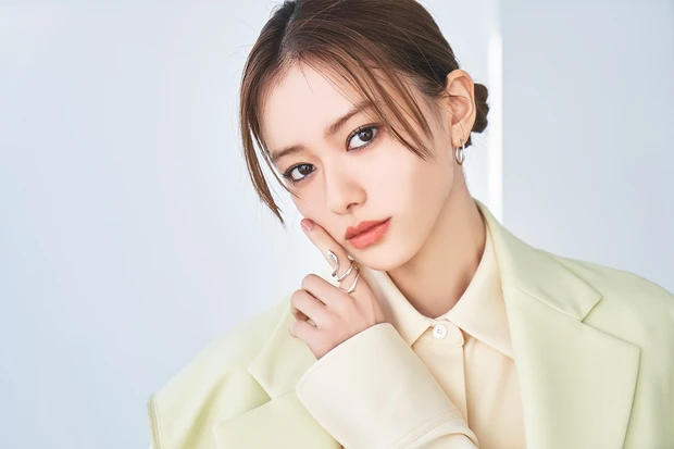 山本舞香×𠮷崎沙世子 グレーの囲み目メイク