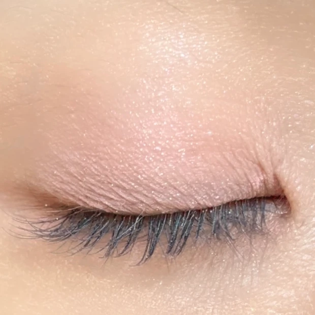 from2aN(フロムトゥーエーエヌ)「ラブクローバーパレット 06 ピンクシャワー」をまぶたに塗った仕上がりイメージ