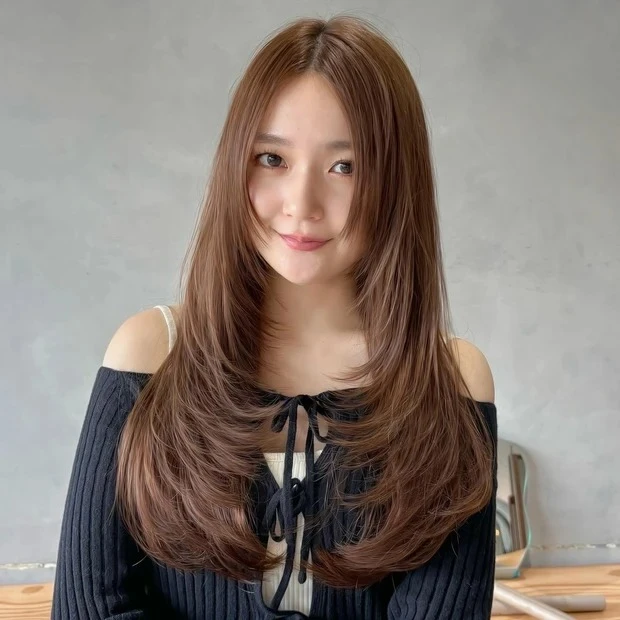 Un amiの髪型・ヘアスタイルまとめ_セミロング&ロングヘア_【センターパート】サイドバング×ハイレイヤーで骨格補正!前髪なし派のストレートロング