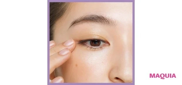 ハイライトでツヤを仕込む様子