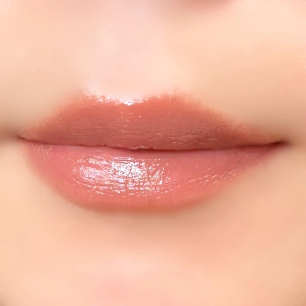 RMK デューイーメルト リップカラー13 ヘーゼル ハーモニーを唇に塗布