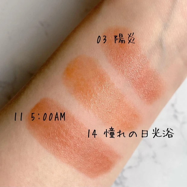 腕 スウォッチ 口紅 リップ コスメ メイク