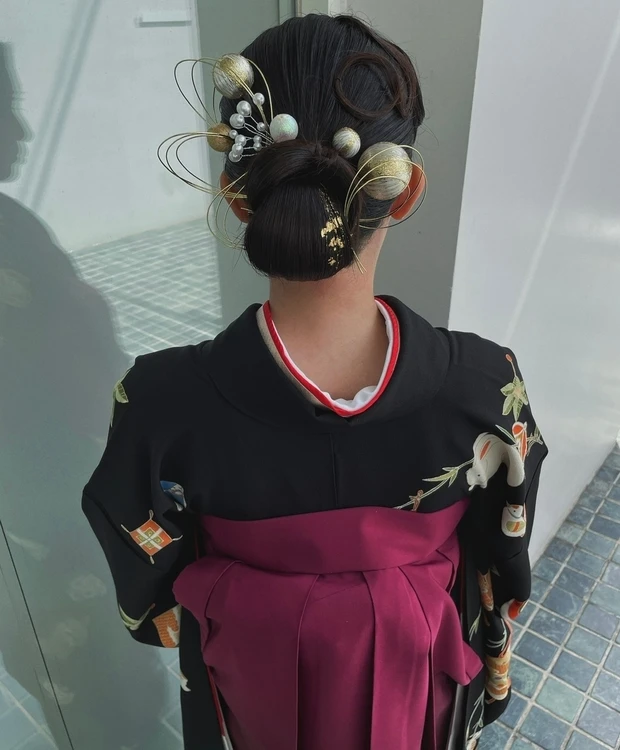 【着物に似合うヘアアレンジ】卒業式や入学式にもおすすめ! 「水引&金箔」「タイトな一本結び」「花モチーフ」のヘアアレンジ22選_2_4
