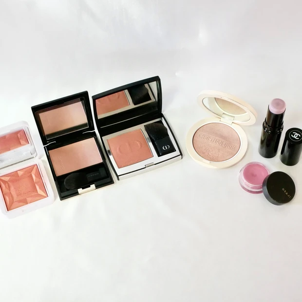 トラベルポーチの中身 チーク ハイライト