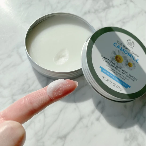 摩擦の心配なし！肌を労りながらしっかり落とす。
販売累計30万個を突破したTHE BODY SHOP
サンプチュアス クレンジングバター
_4