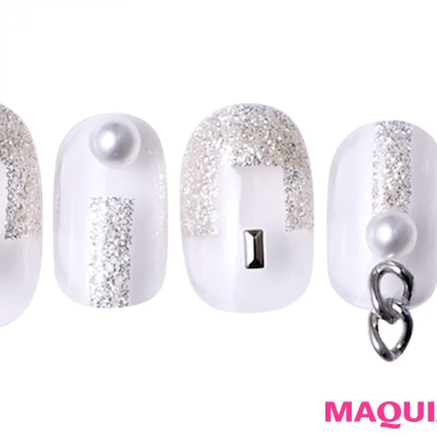 輝きが際立つ、クリアなブロッキング「シルバー」ネイル