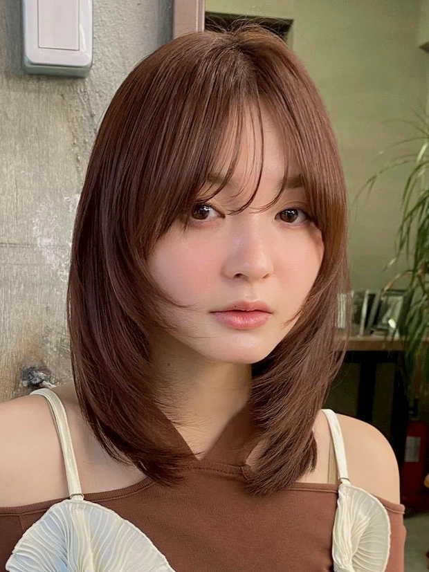  【春におすすめの髪型】ミディアムヘア11選  マロンブラウンのツヤ髪ミディアムレイヤー