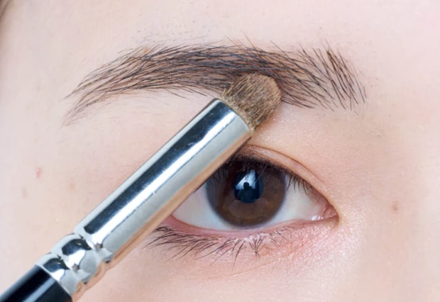 ベージュパウダーで眉の存在感を抑える