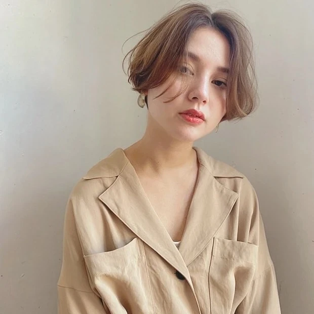 【ブリーチカラーの髪型・ヘアスタイル】ショート2選_【ブリーチカラーのショート】白髪のお悩みをブリーチでポジティブ変換!「大人ハイトーン」ショートボブ