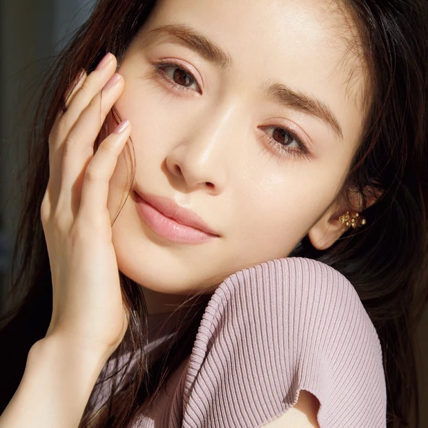 paku☆chanさんが提案! 幸せオーラを纏う“透けピンクアイ”で旬顔…