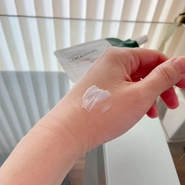 「ビュースタ」のシカクリーム シカレシピケアクリームのテクスチャー2