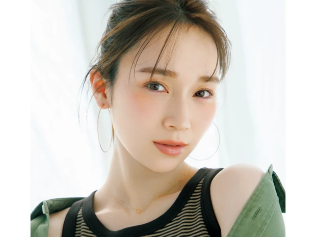 守屋麗奈さんが実演。肌見せタンクワンピに映えるヘルシー血色メイク