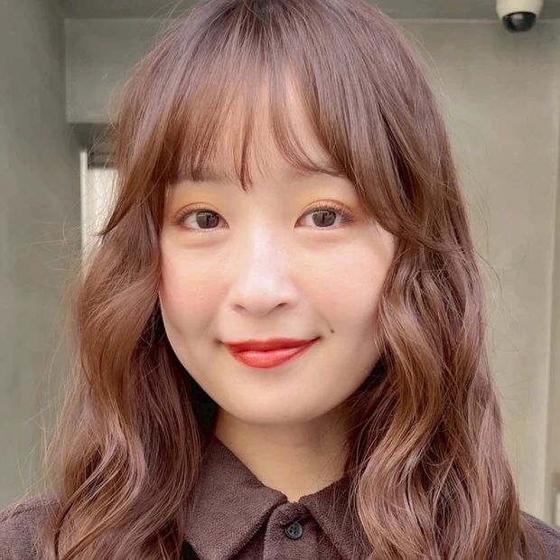 【大人のロングヘア】ドライな質感が最新トレンド！ 再現しやすいウェーブパーマの時短ロング