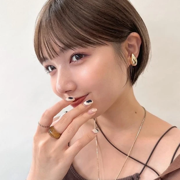 ショート　ヘア　髪型　ヘアスタイル　30代　40代　大人　小顔　前髪あり