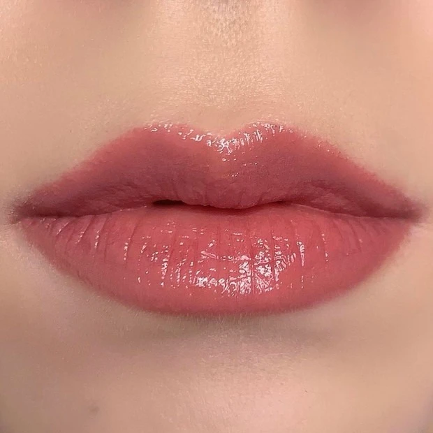 【おすすめ粘膜リップ①】 ヴィセ「ネンマクフェイク ルージュ」 人気色「PK851 わがままな肉球」　　スウォッチ　着画像　仕上がり