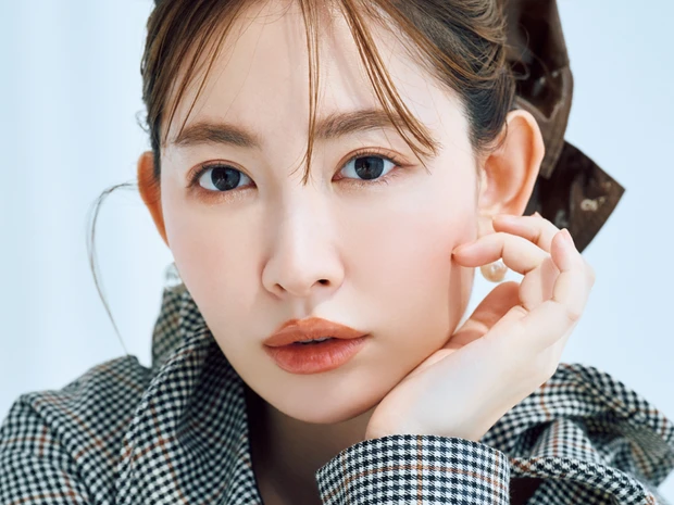 【小嶋陽菜さんの推しリップ4選】グロッシー＆深いキャメルカラーが推し！