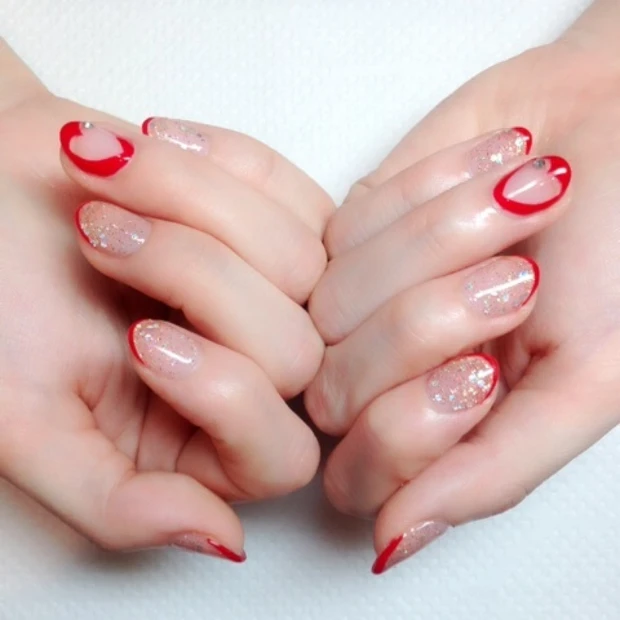 自爪を美しく見せたい!ヴィヴィットカラーを取り入れたオトナ可愛い夏ネイル