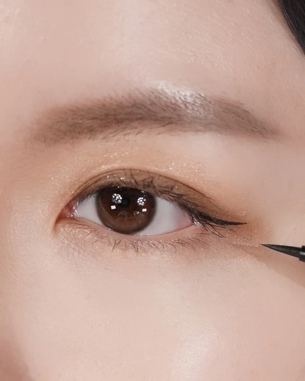 表紙メイク　アイライナー　