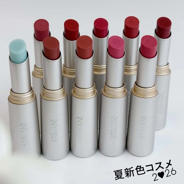 【夏新色コスメ2026】アルマーニ ビューティの新作「プリズマ フラッシュ リップバーム」を全色スウ…