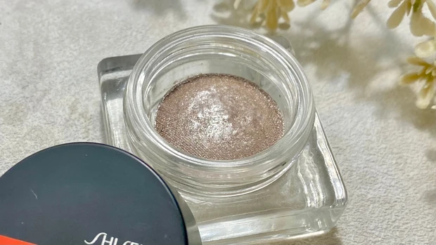 【MAQUIAインフルエンサーのオッス！推しコス】頬にのせるとキラっときらめく！_2_1