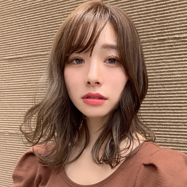 【ベージュカラーのミディアム】ツヤたっぷりのニュアンスミディアムヘア