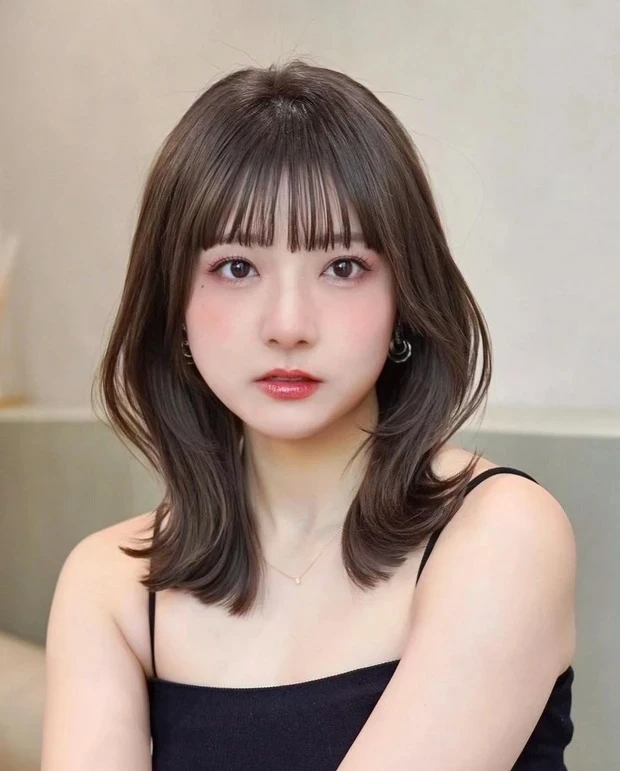 【卵型さんにおすすめの髪型】ミディアムヘア編_【卵型×ミディアムヘア】ぱっつん前髪で目力アップ!大人可愛いくびれミディアムヘア