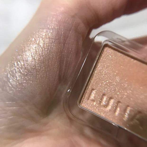 カラーリングシアーチークス(グロウ)04 スウォッチ