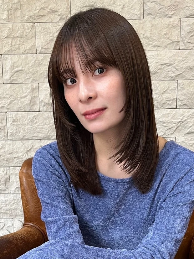 セミロングヘア　スタイリング　小顔　セミロング